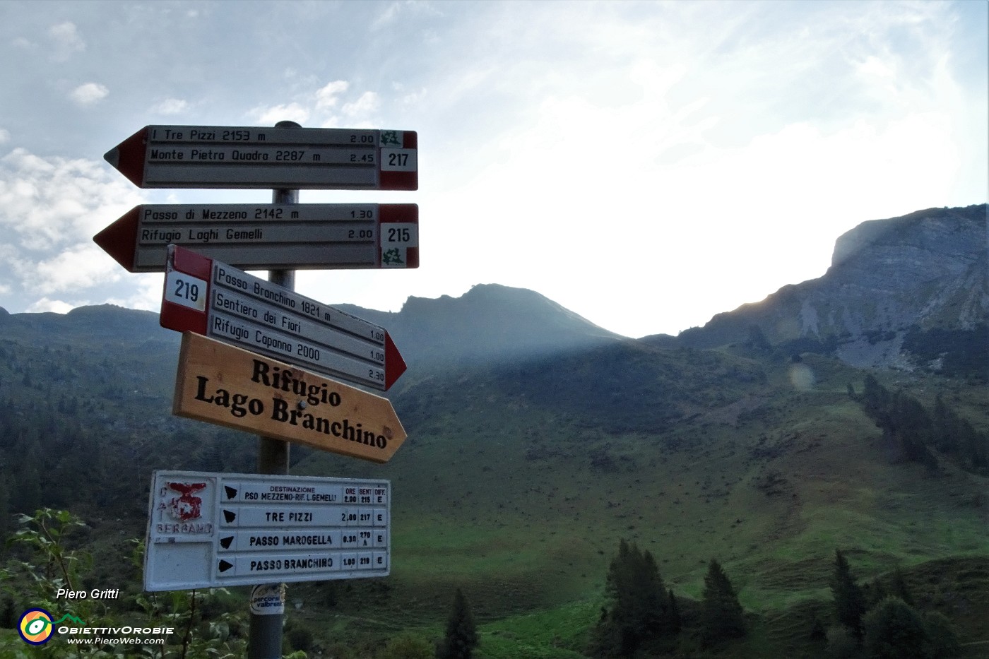 09 Partenza dalle Baite di Mezzeno (1576 m) per Passo Marogella.JPG